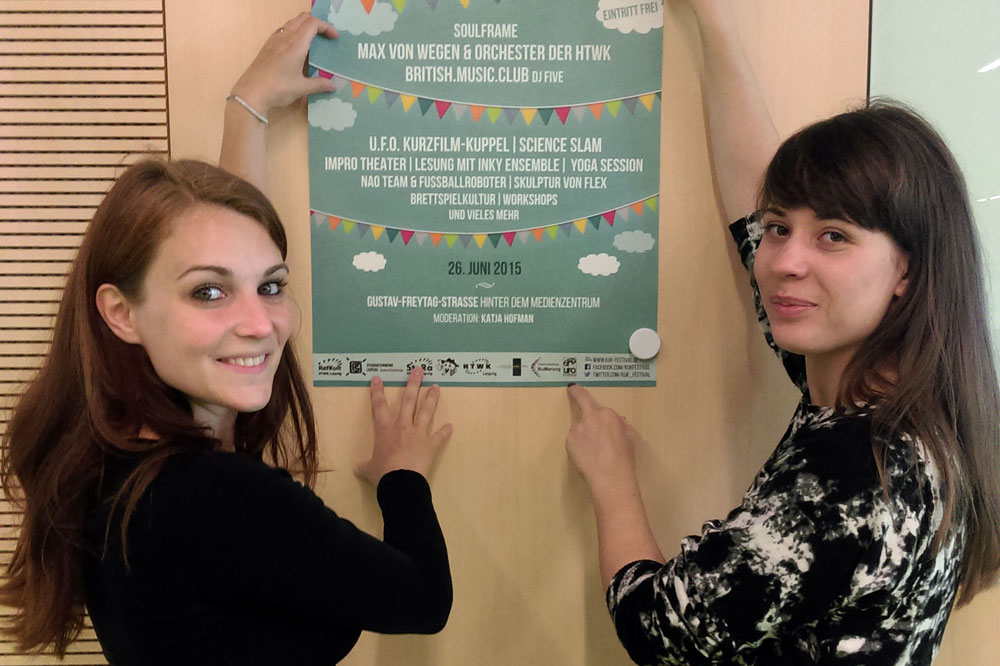 Die Vorbereitung läuft: Verena Einwich (links) und Wiebke Pohl gehören zum Organisationsteam vom "KUK! Festival", dem neuen Kunst- und Kulturfestival an der HTWK Leipzig. Foto: Mareike Trumpfheller / HTWK Leipzig