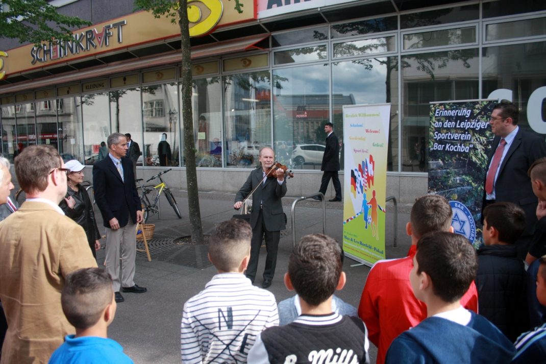 Kundgebung am Brühl in Gedenken der jüdischen Sportvereine. Foto: Alexander Böhm