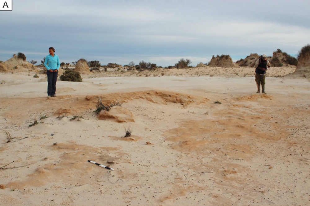 Eine Feuerstelle aus gebrannten Sedimenten in der roten Uferlinie des Lake Mungo zur Zeit seiner maximalen Ausdehnung. Foto: William Truscott, La Trobe University
