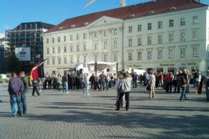 19:15 Uhr: Die Legida-Kundgebung beginnt. Foto: L-IZ.de