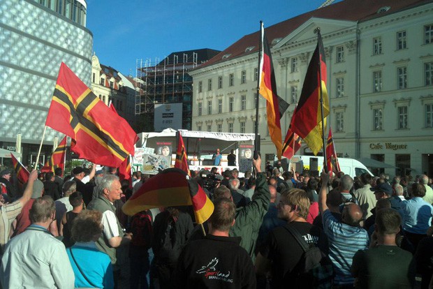 Silvio Rösler gibt seine Abschiedsrede und lobt Beteiligung von Burschenschaftlern, Identitären und Dresdnern. Foto: L-IZ.de