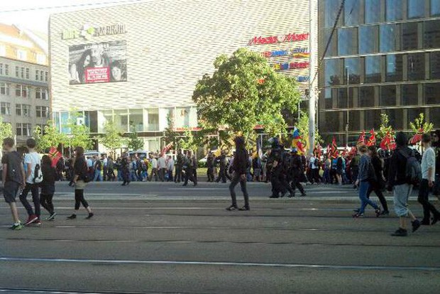 Ungewöhnliches Bild. Die Polizei lässt NoLegida Demonstranten neben der Legida Demo laufen. Foto: L-IZ.de