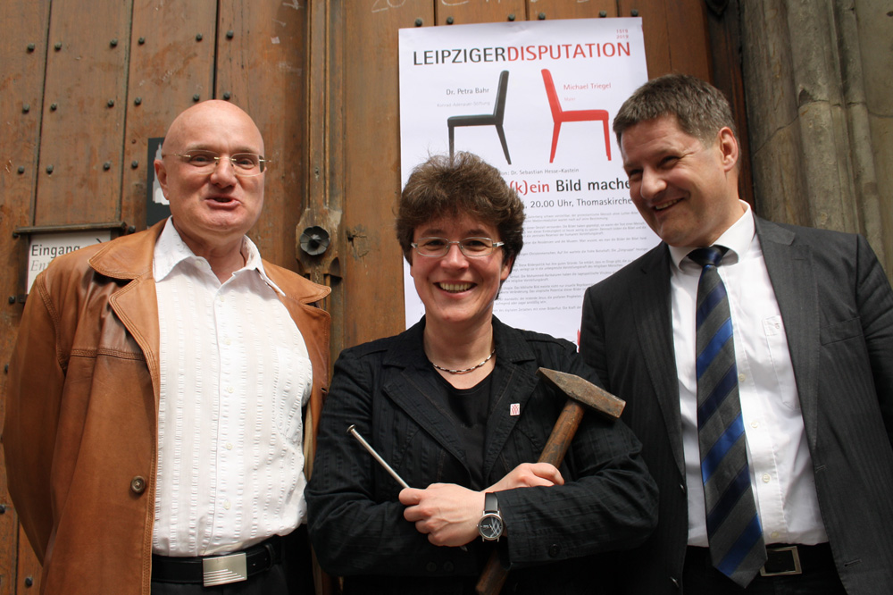 Prof. Dr. Ulrich Brieler, Pfarrerin Britta Taddiken und Prof. Dr. Matthias Schwarz, Prorektor der Universität Leipzig, vorm Thesenanschlag 2015. Foto: Ralf Julke
