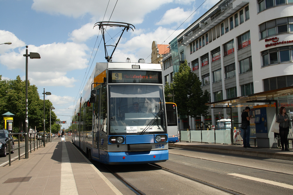 Straßenbahn der Linie 9 an der Haltestelle Connewitz Kreuz. Foto: Ralf Julke