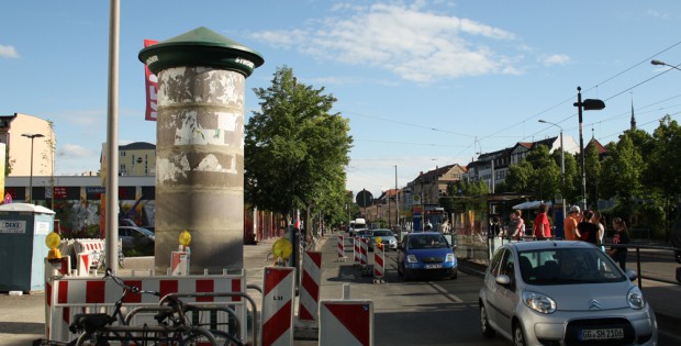 Steht wieder mitten in allen Sichtachsen: die Litfaßsäule an der Scheffelstraße. Foto: Ralf Julke