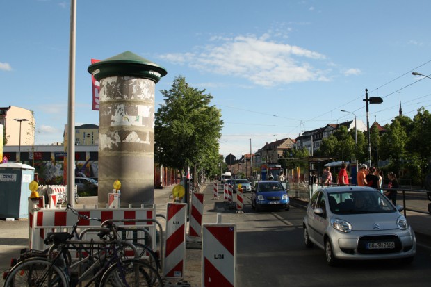 Steht wieder mitten in allen Sichtachsen: die Litfaßsäule an der Scheffelstraße. Foto: Ralf Julke