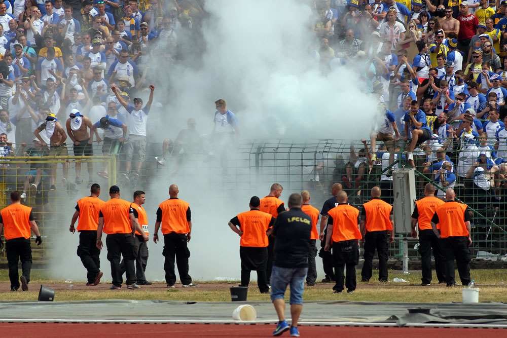 LOK Chaoten sorgten fuer Spielabbruch. Foto: Bernd Scharfe