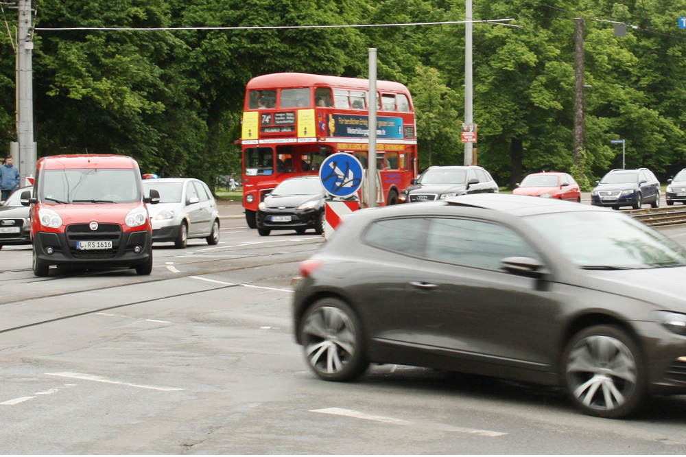 London-Doppeldeckerbus unterwegs auf der Jahnallee. Foto: Ralf Julke