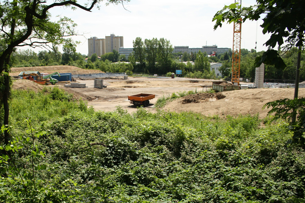 Die Baustelle für den Funkturm im Inneren des Geländes. Foto: Ralf Julke