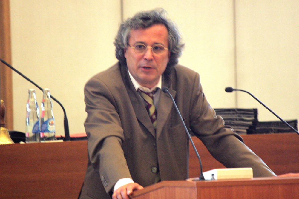 Kulturbürgermeister Michael Faber am Rednerpult des Leipziger Stadtrates. Foto: Sebastian Beyer