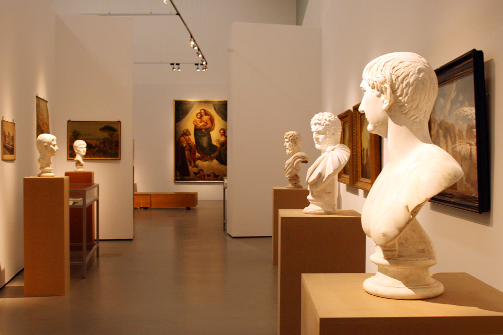 Antikensehnsucht und Mutteridole: Büsten aus dem Antikenmuseum treffen auf eine (kopierte) Sixtinische Madonna von 1864. Foto: Ralf Julke