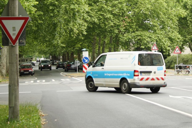 Auch keine einfache Kreuzung: Naunhofer Straße (rechts) und Schönbachstraße direkt an der Neuen Nikolaischule. Foto: Ralf Julke