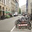 Parkplätze entwidmet - dafür heiß begehrte Fahrradbügel hingestellt: Räder und Freisitz am Neumarkt. Foto: Ralf Julke