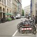Parkplätze entwidmet - dafür heiß begehrte Fahrradbügel hingestellt: Räder und Freisitz am Neumarkt. Foto: Ralf Julke