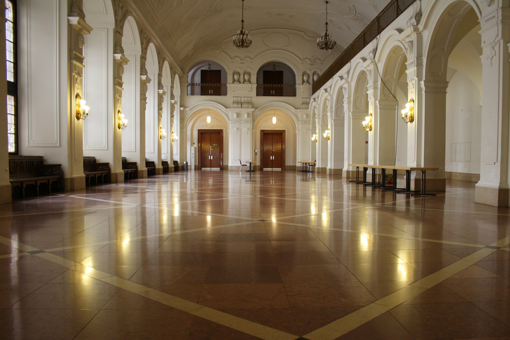 Zurück im Neuen Ratshaus und vor den Türen des renovierten Ratssaales. Foto: Ralf Julke