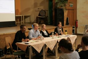 Neben den drei ReferentInnen sorgte Moderator Franz Hammer (links) für eine konstruktive Diskussion Foto: Sebastian Beyer