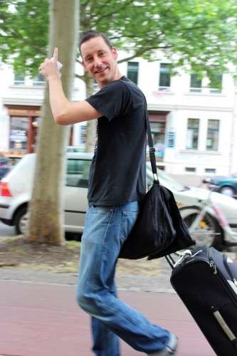 Und weiter geht's mit dem Rollkoffer. Foto: Volly Tanner