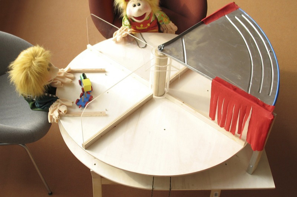 Schon Kleinkinder können zwischen Täter und Opfer unterscheiden, selbst wenn es sich dabei um Handpuppen handelt: Sie nehmen einer Puppe Gegenstände weg, die diese zuvor einer anderen Puppe „weggenommen“ hatte. Foto: MPI für evolutionäre Anthropologie