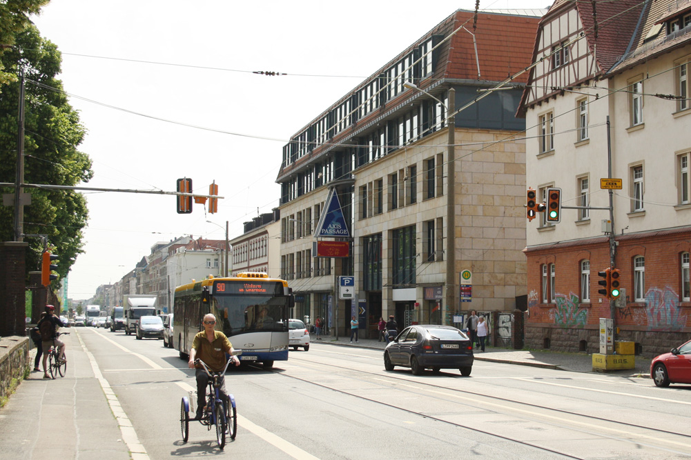 Von Radfahrern dankend angenommen: Radfahrstreifen vor der Axis-Passage. Foto: Ralf Julke