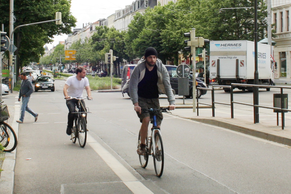 Radfahrer in der Karl-Liebknecht-Straße. Foto: Ralf Julke