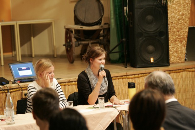 Sandra Münch von Bon Courage e.V. stellte wie zuvor Nora Trettin-Braun (l.) von Refugee Law Clinic Leipzig ihre Initiative vor. Foto: Sebastian Beyer