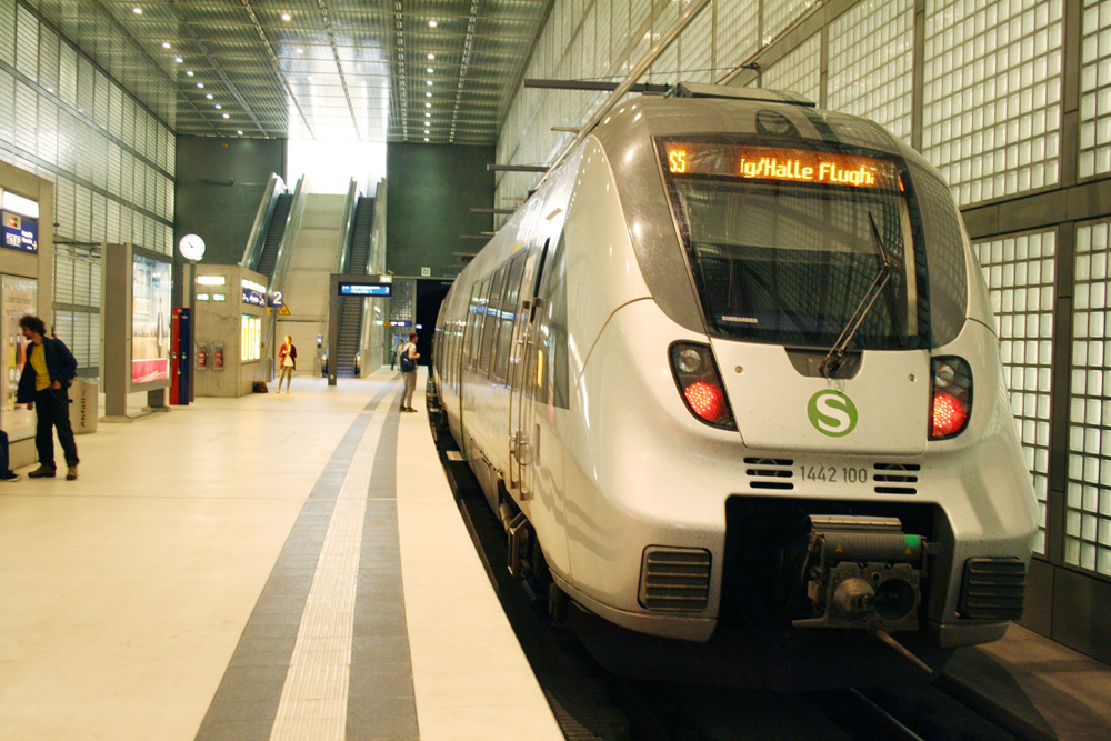 S5 zum Flughafen Leipzig/Halle in der Station Wilhelm-Leuschner-Platz. Foto: Ralf Julke