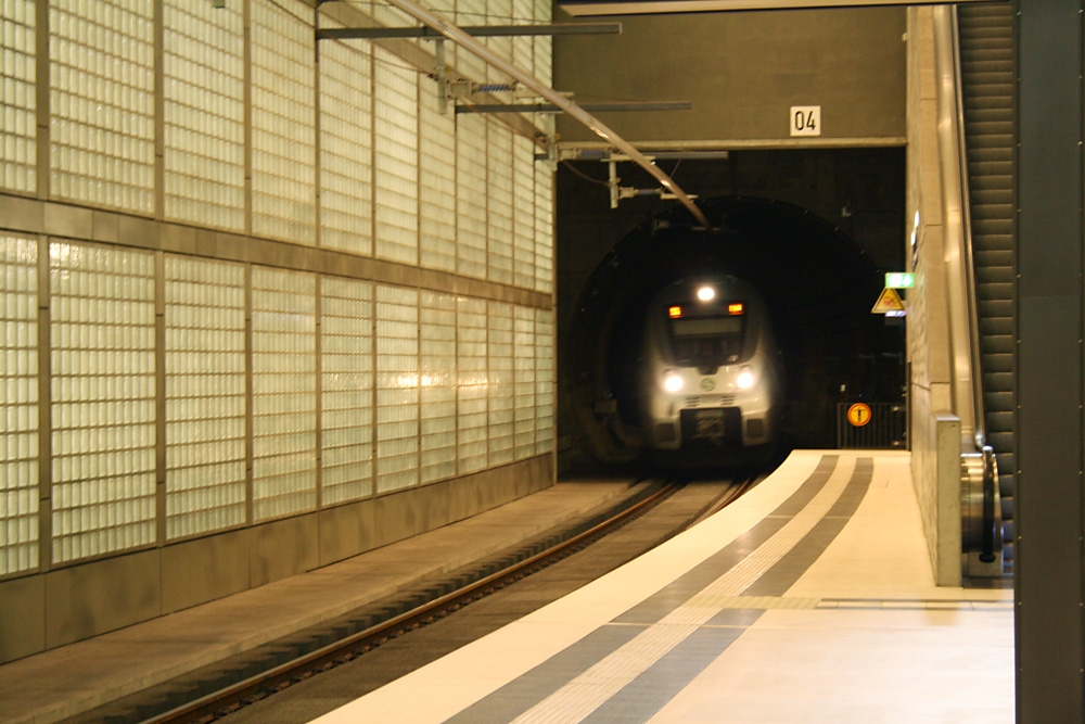 Talent-Triebwagen fährt in die S-Bahn-Station Wilhelm-Leuschner-Platz ein. Foto: Ralf Julke
