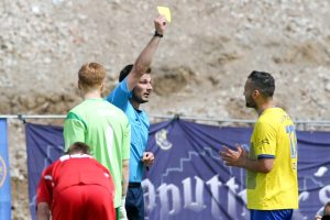 Einer der neuralgischen Punkte des Spiels: Schiedsrichter Rasmus Jessen zeigt Djamal Ziane die Gelbe Karte. Danach folgte der Platzverweis in Minute 74 des Spiels. Foto: Bernd Scharfe