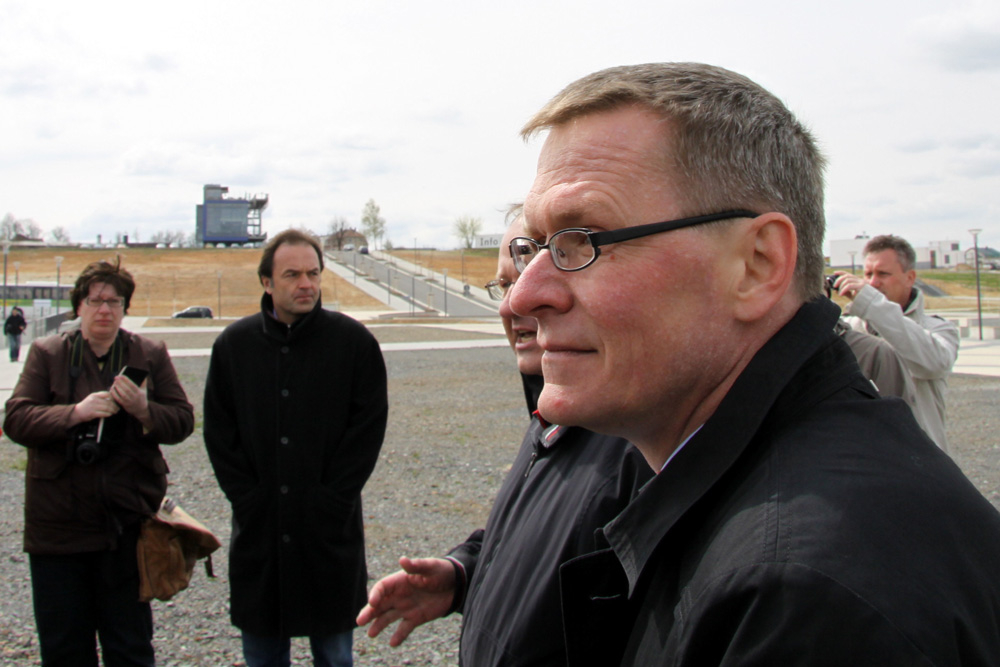 Zwenkaus Bürgermeister Holger Schulz 2012 bei einer Hafenbesichtigung. Foto: Matthias Weidemann