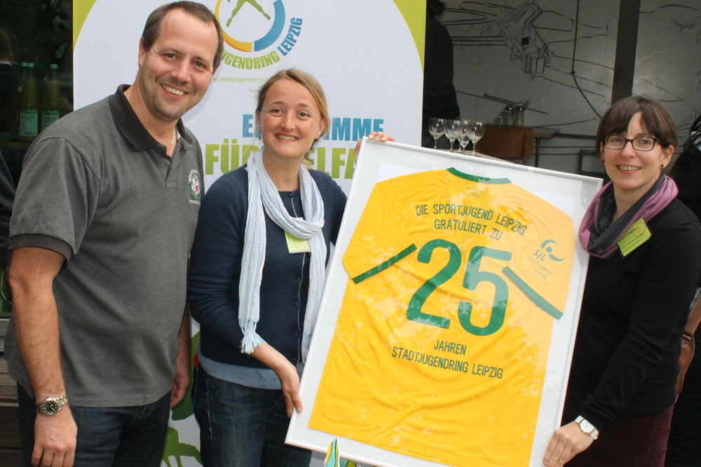 Geschenkübergabe, v.l.n.r.: Sebastian Pilz, Vorsitzender Sportjugend Leipzig im Stadtsportbund Leipzig e.V.; Dorit Roth, Vorstandsvorsitzende, Nicole Fritzsche, Vorstand, beide Stadtjugendring Leipzig e.V. Foto: SJR Archiv