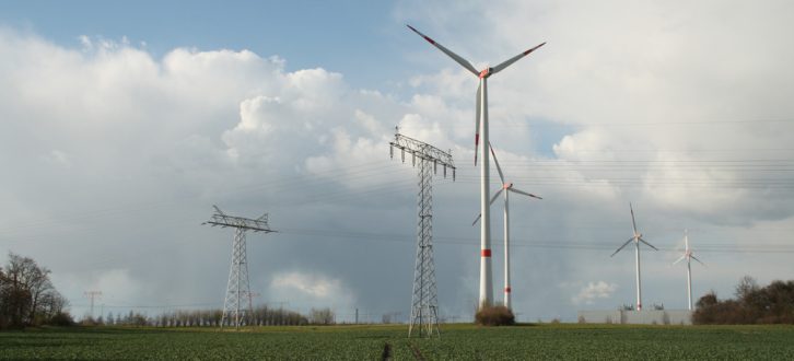 Strommasten und Windräder westlich vom BMW Werk Leipzig. Foto: Ralf Julke