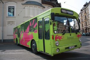 TdJW-Inspizient Matthias Kuhn hat die knapp 600 Kilometer lange Anreise nach Linz mit dem Theaterbus heute Vormittag angetreten. Foto: TdJW