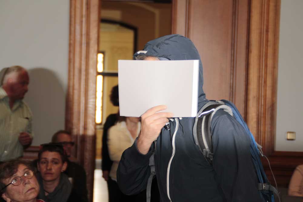Tino H. beim Prozessauftakt auf dem Weg zur Anklagebank. Foto: Martin Schöler