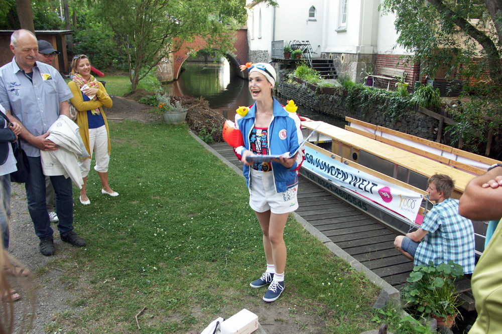Reisetrainerin Franziska von Leipzig begrüßt die Teilnehmer des Schwimmkurses am Boot. Foto: Karsten Pietsch