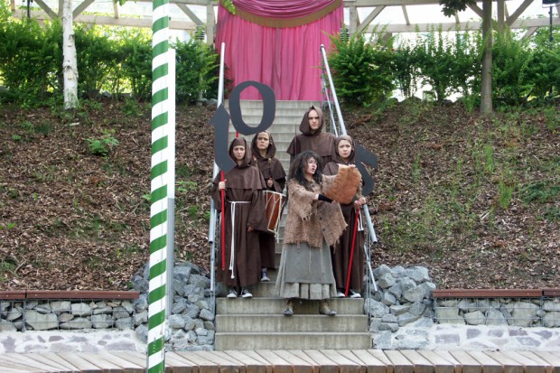 Mönche und die Ur-Leipzigerin haben eine Urkunde und schon ist der Weg frei. Und "Mit 1000 hat man noch Träume..." Foto: Karsten Pietsch