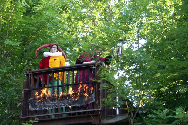 Theaterprinzipalin Neuber zündet Feuer, als ob sie Hanswurst, die Bühne und sich selbst vernichten will... Foto: Karsten Pietsch