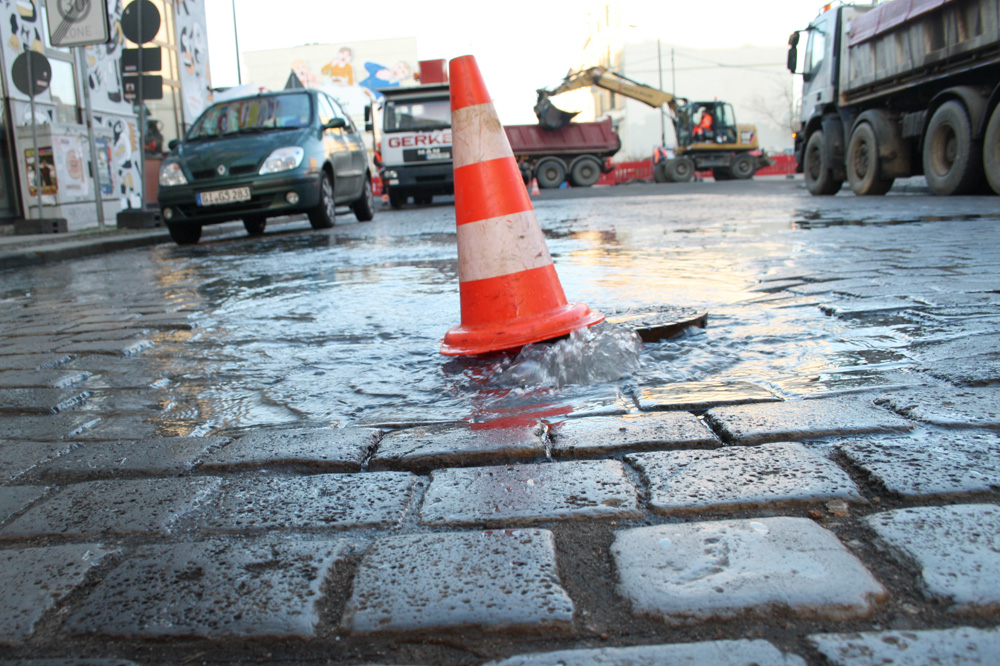 Shakespearestraße in der Südvorstadt: Manchmal sprudelt das Wasser auch so aus der Leitung. Foto: Ralf Julke