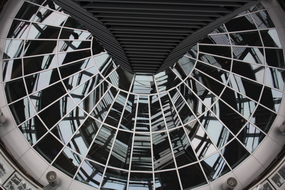 Spiegeldach in der Kuppel des Bundestages. Foto: Ernst-Ulrich Kneitschel