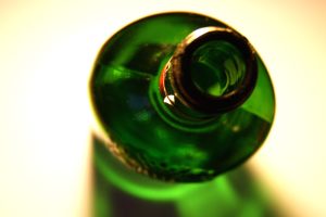 Billigere und legale Droge: Alkohol in Flaschen. Foto: Ralf Julke