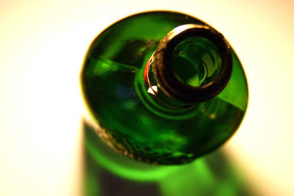 Billigere und legale Droge: Alkohol in Flaschen. Foto: Ralf Julke