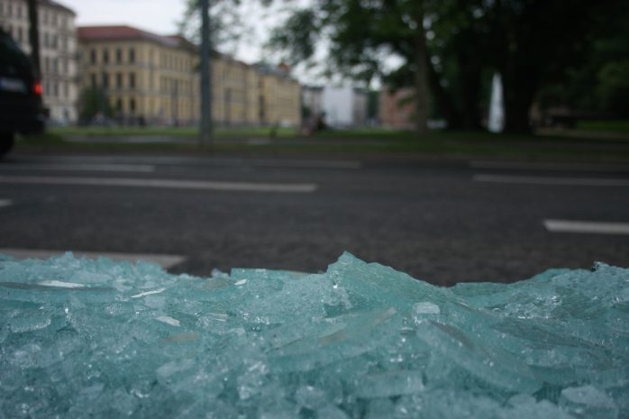 Zerstörte Glasscheibe an der Haltestelle Neues Rathaus. Foto: Alexander Böhm