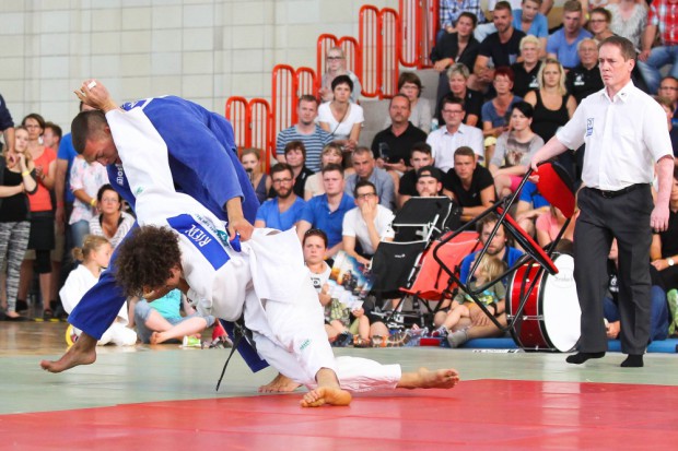 11. Kampf, bis 81 kg: Norbert Fleischer (JCL) unterliegt David Riedl (Speyer) durch Hansomake-Disqualifikation. (Gesamtstand 8:3). Foto: Jan Kaefer