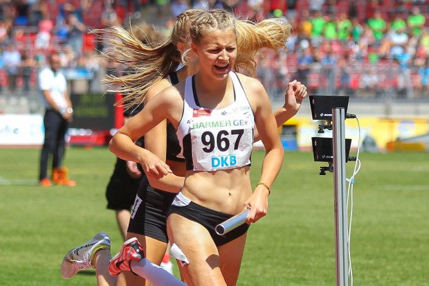 Anna Kristin Fischer verausgabte sich völlig und sicherte damit die Goldmedaille für die 3x800m Staffel der U20-Mädels des SC DHfK Leipzig. Foto: Jan Kaefer