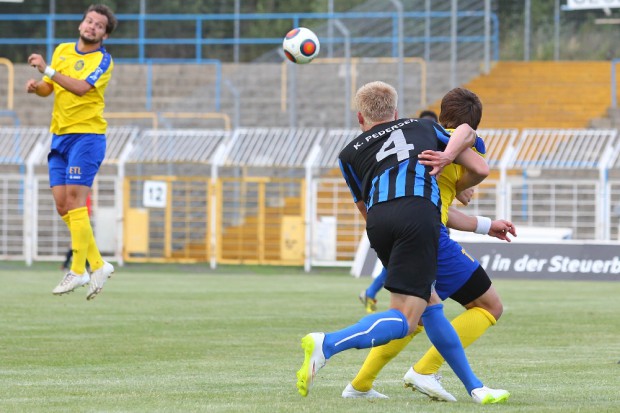 Phillip Serrek (Lok) im Zweikampf. Foto: Jan Kaefer