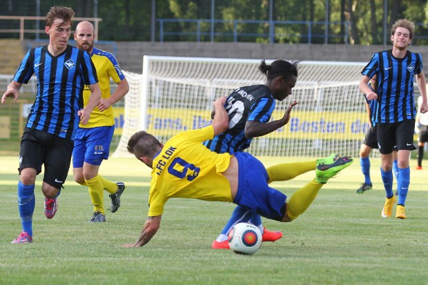Kevin Zimmermann (Lok) geht zu Boden. Foto: Jan Kaefer