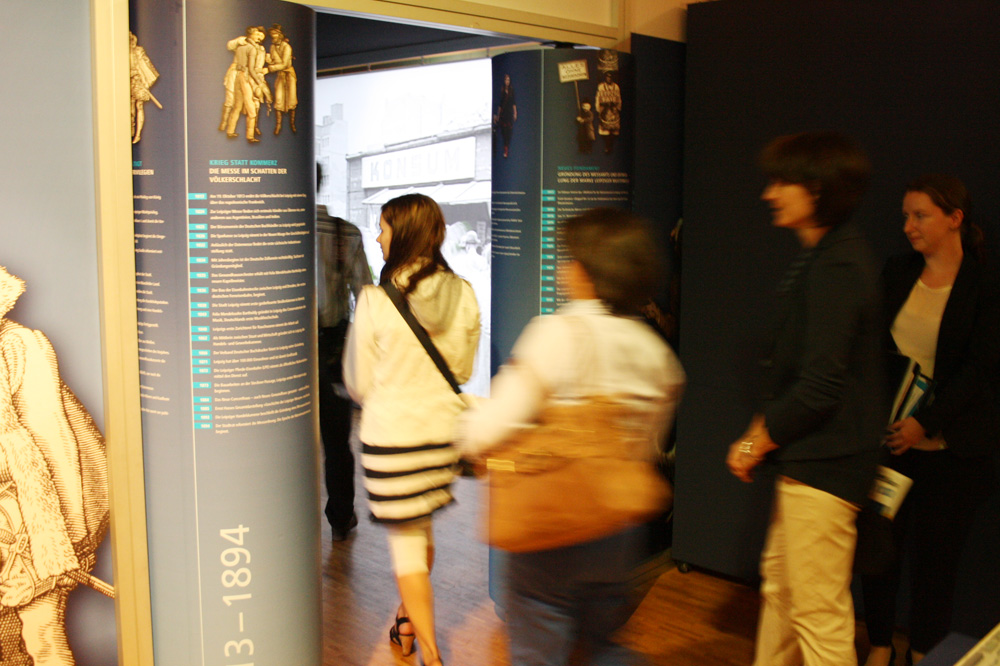 Zwei Zeit-Rollen bilden den Eingang in die Messegeschichte-Filmkabine. Foto: Ralf Julke