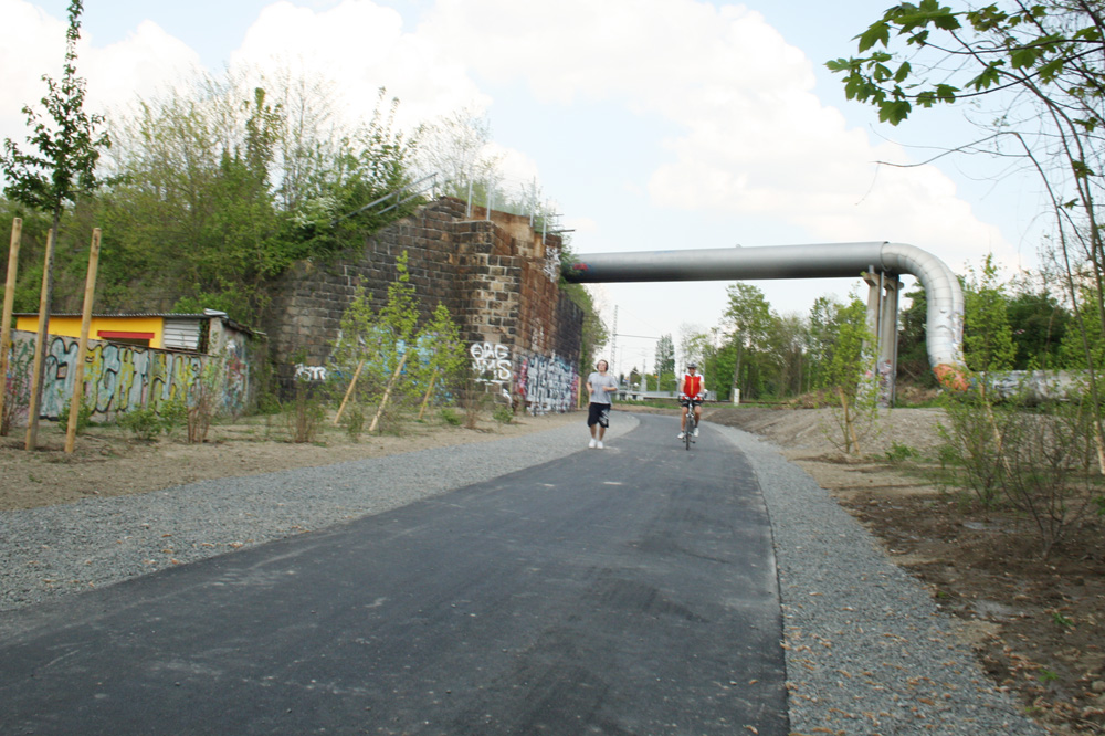 Anger-Crottendorfer Bahnschneise, Höhe Mierendorffstraße: Hier würde der Weg hinauf auf den Viadukt geführt werden müssen. Foto: Ralf Julke