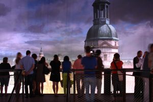 Mittendrin und hoch über der Stadt: Besucher im Asisi-Panorama "Leipzig 1813". Foto: Ralf Julke