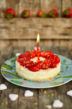 Käsekuchen ohne Zucker, aber mit viel Frucht. Foto: Maike Klose