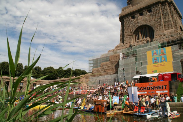 Getümmel beim Badewannenrennen 2012. Foto: nato / Eric Kemnitz